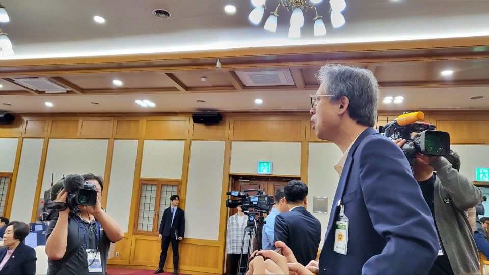 "홍준표 대구시장은 역사의 죄인이다. 아이들에게 부끄러운 줄 알아라"...강금수 대구참여연대 사무처장이 항의하고 있다.(2024.5.2) / 사진.평화뉴스 김영화 기자