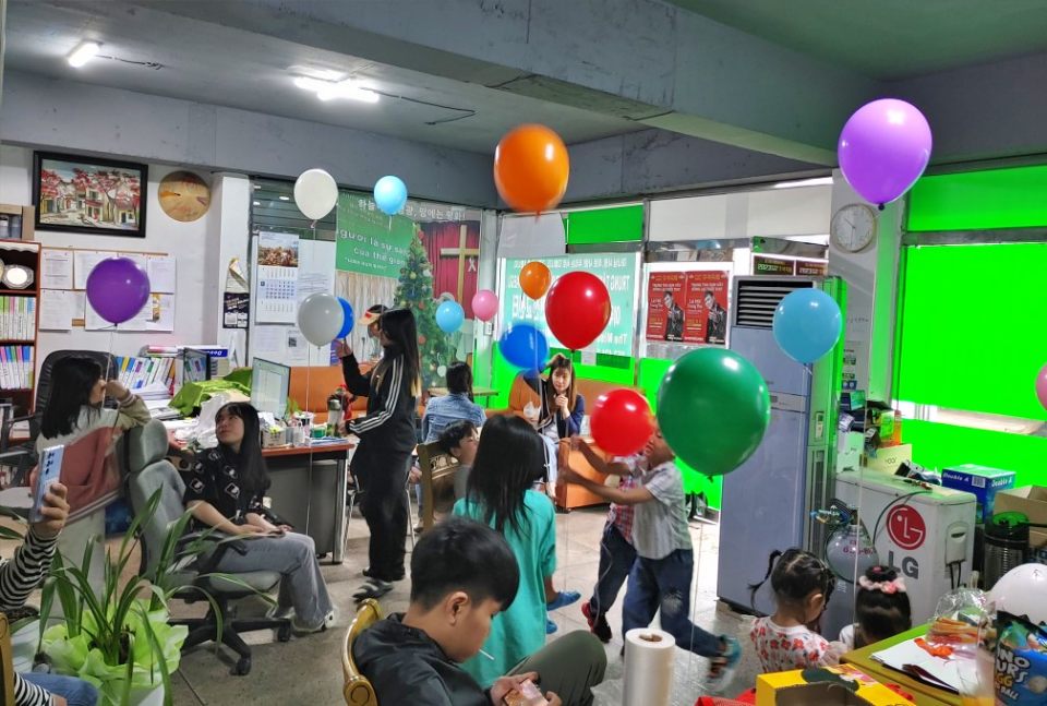102주년 어린이날을 맞아 대구 서구 만평시장 대구이주민선교센터에서 열린 어린이날 축하 행사에서 풍선을 날리는 다양한 이주 배경의 어린이들(2024.5.5) / 사진.대구이주민선교센터  