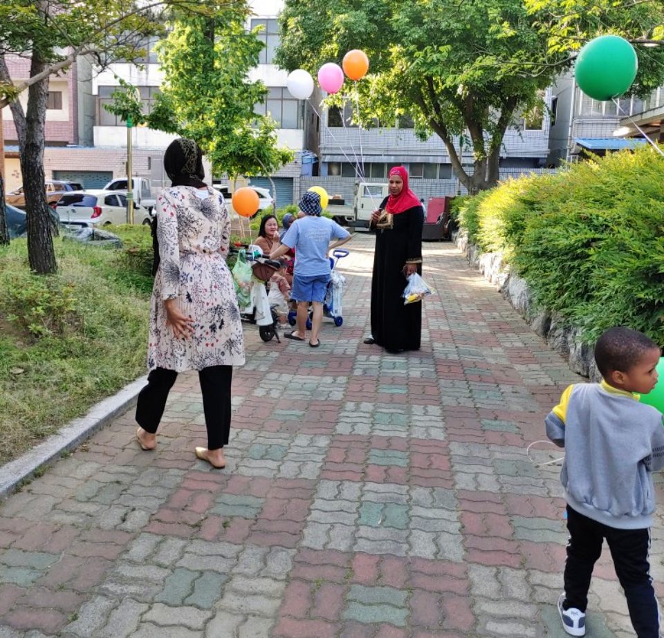 어린이날 하루 전 이주 여성들과 그 자녀들이 풍선을 나눔 받고 동네에서 함께 어울리고 있다.(2024.5.4) / 사진.대구이주민선교센터