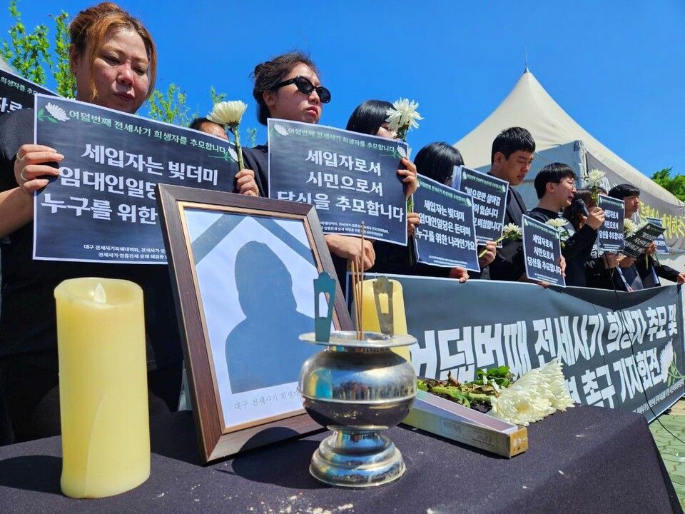 대구 남구 대명동 전세 사기 피해자 추모를 위한 영정사진과 향이 놓여 있다. (2024.5.8) / 사진 제공.전세사기·깡통전세 피해 대구대책위원회