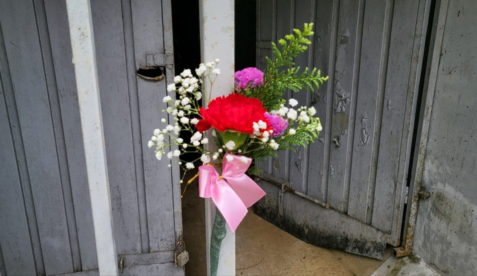 민간인 학살지 경북 경산시 코발트광산...희생자들이 묻힌 굴 철창살 문에 유족이 어버이날 카네이션을 걸었다.(2024.5.8) / 사진.평화뉴스 김영화 기자