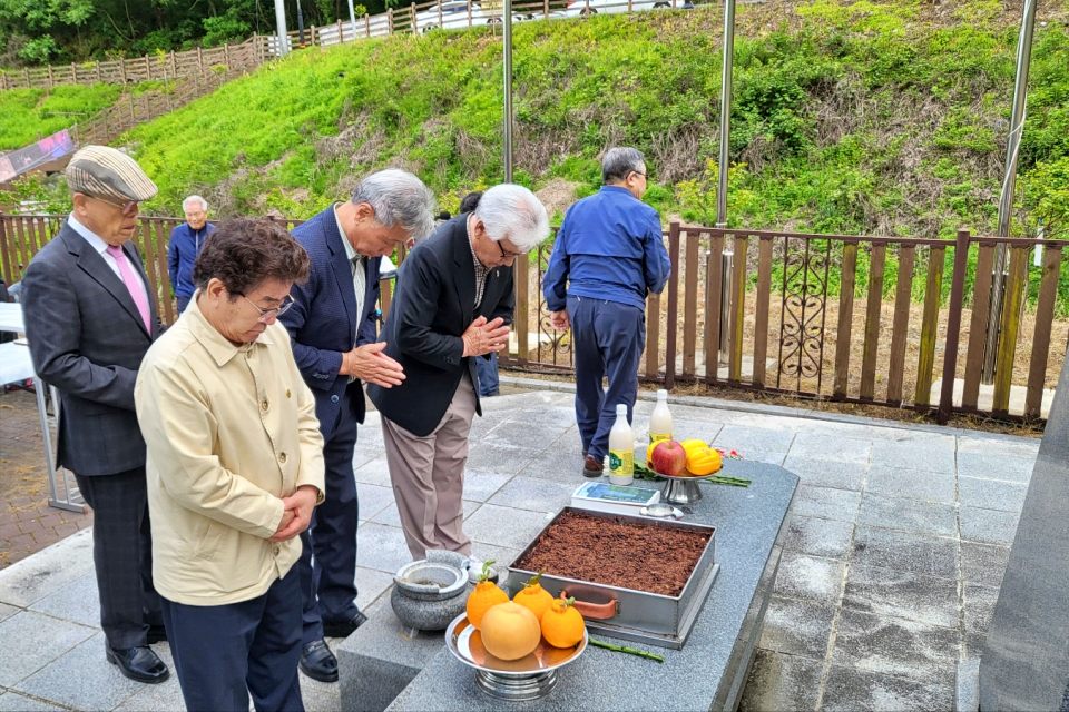 위령탑에 묵념하는 코발트광산 민간인 학살 희생자 유족들(2024.5.8) / 사진.평화뉴스 김영화 기자