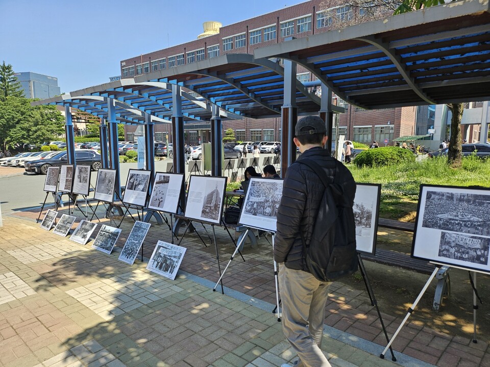 경북대학교 한 학생이 사진전을 관람하고 있다. (2024.5.9) / 사진.평화뉴스 정준민 기