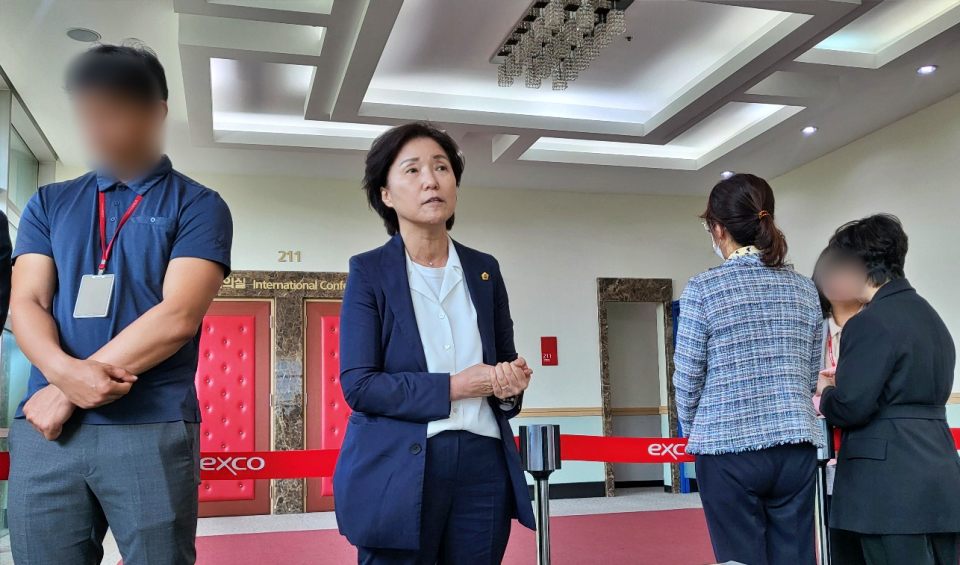 육정미 대구시의원이 출입 금지된 총회 통제선을 열고 회의장 문으로 향하고 있다.(2024.5.9) / 사진.평화뉴스 김영화 기자