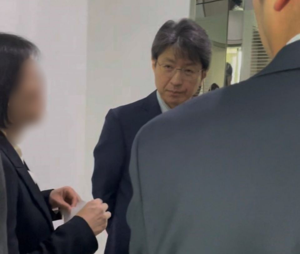 회의장 뒷문으로 나가는 정장수 경제부시장을 향해 대구컨벤션뷰로 직원들이 눈물로 호소 하고 있다.(2204.5.9)  / 사진.평화뉴스 김영화 기자