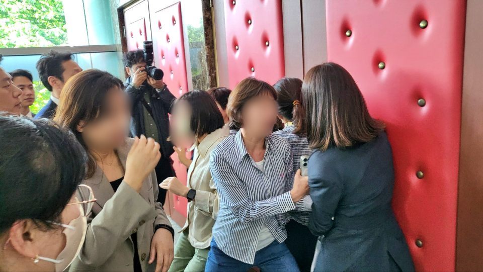 대구컨벤션뷰로 해산 임시총회 회의장 앞에서 직원들과 공무원들이 출입을 놓고 몸싸움을 벌이고 있다.(2024.5.9.대구 엑스코) / 사진.평화뉴스 김영화 기자 