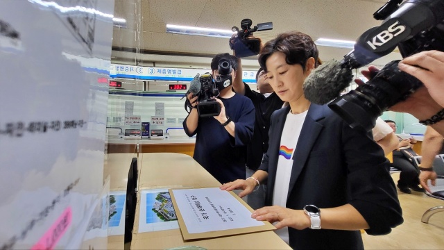 배진교 대구퀴어축제조직위원장이 대구시와 홍준표 시장을 상대로 손배소송을 접수 중이다.(2023.7.12.대구지법) / 사진.평화뉴스 김영화 기자