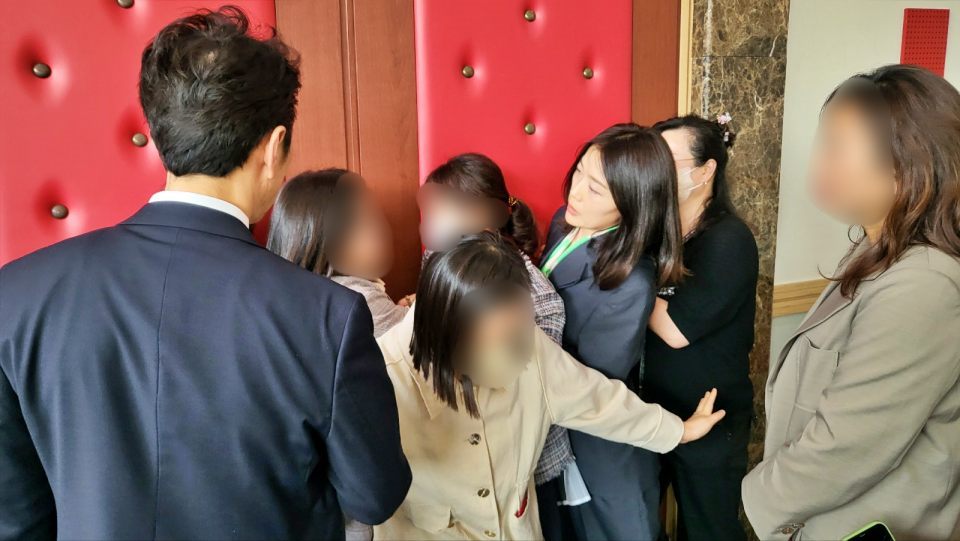 대구컨벤션뷰로 해산 총회가 열린 엑스코 회의실에서 총회장에 들어가려는 대구컨벤션뷰로 직원들을 대구시 경제통상과 공무원들이 막아서고 있다.(2024.5.9) / 사진.평화뉴스 김영화 기자 