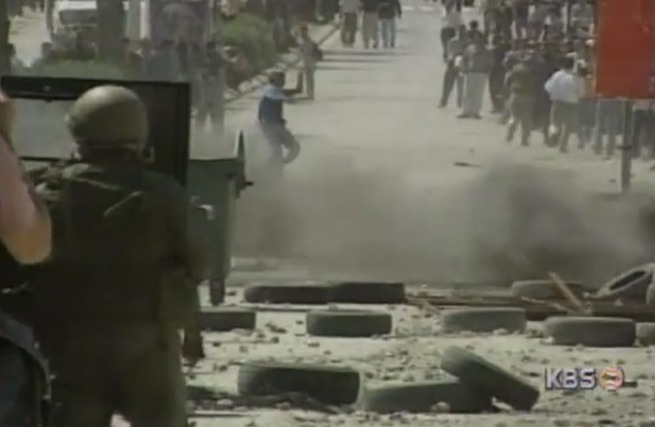 이스라엘 정치인이 출입하면 안되는 동예수살렘의 알아크사 이슬람 사원을 이스라엘 야당 지도자 아리엘 샤론이 방문하면서 촉발된 팔레스타인 유혈사태. 이스라엘군이 민간인들을 상대로 총격을 가하면서 팔레스타인들의 분노를 폭발시켰다. / 사진 출처. KBS뉴스 '중동평화 아직 멀다'(2000.10.02) 방송 캡처