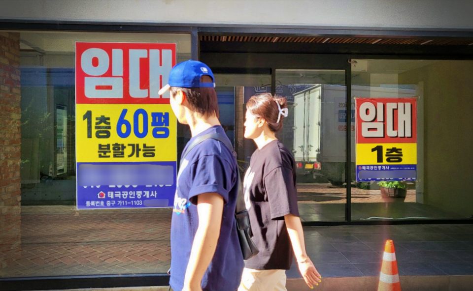 "임대" 공고가 붙은 빈 동성로 상가로 시민들이 걸어가고 있다.(2024.5.13) / 사진.평화뉴스 김영화 기자