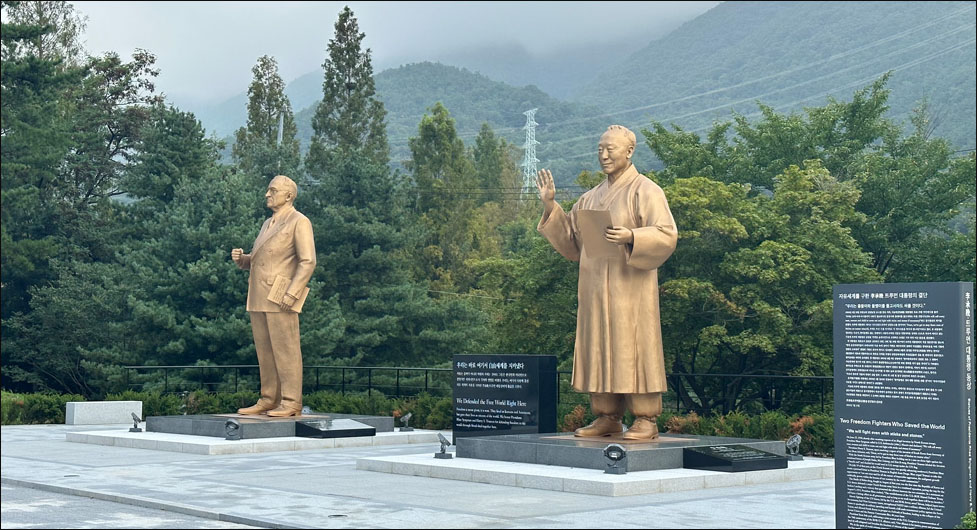 경북 칠곡군 다부동전적기념관에 세워진 '이승만·트루먼 대통령 동상'(2023.7.27 제막) / 사진 출처. 다부동전적기념관 홈페이지