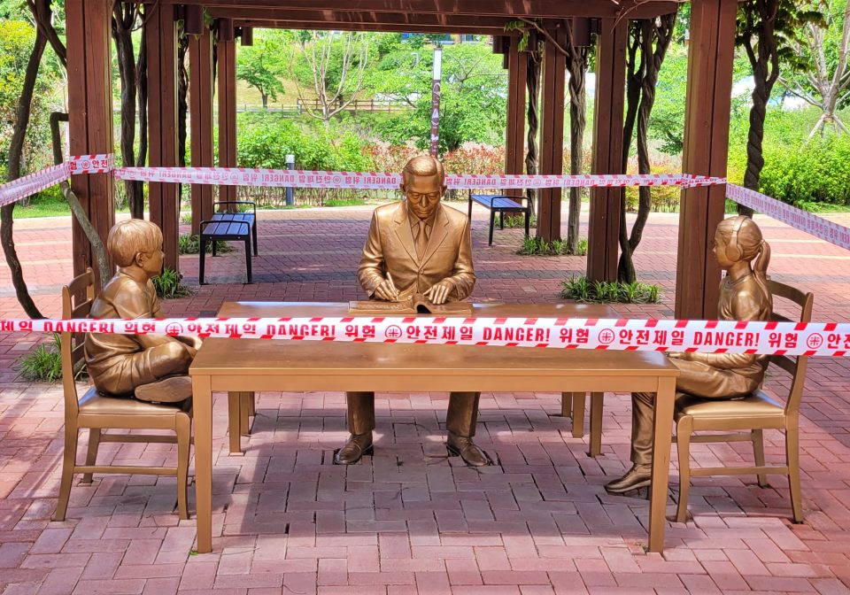 경주 관광역사공원 내 박정희 전 대통령(가운데), 양옆 어린 근혜와 어린 지만 동상(2024.5.16) / 사진.(가)박정희우상화반대경주범시민운동본부