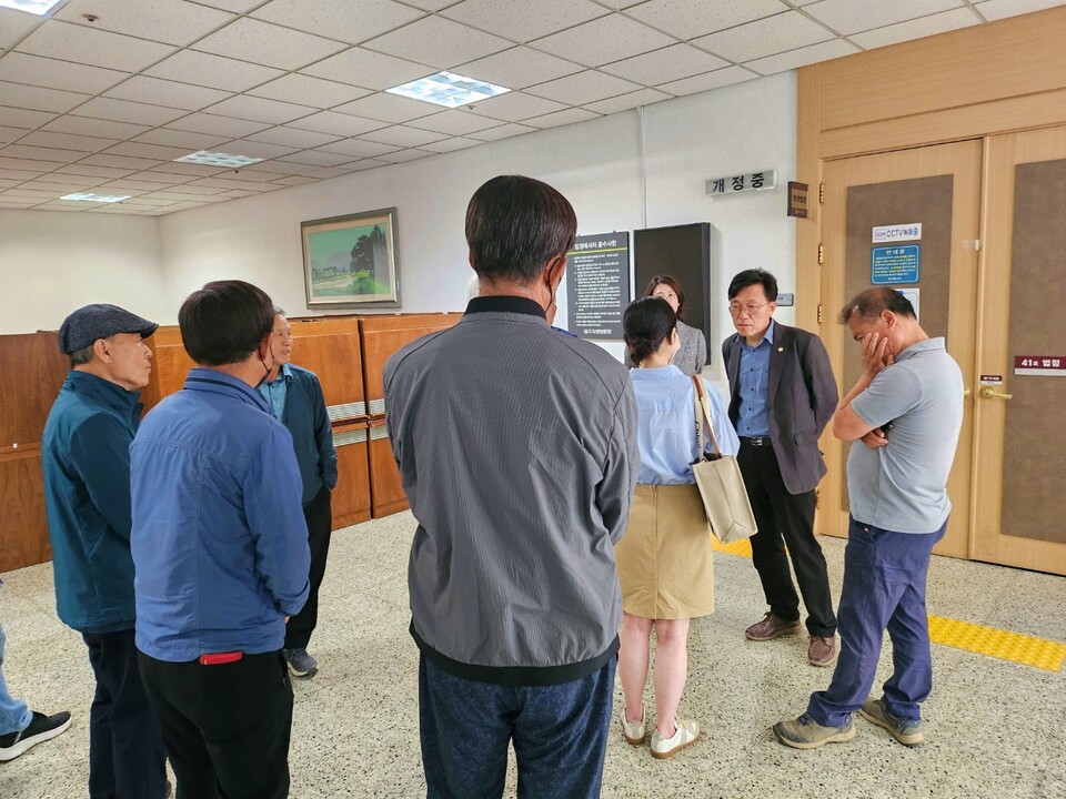 재판을 방청한 고령 주민들이 재판 내용에 대해 이야기를 하고 있다. (2024.5.17) / 사진.평화뉴스 정준민 기자