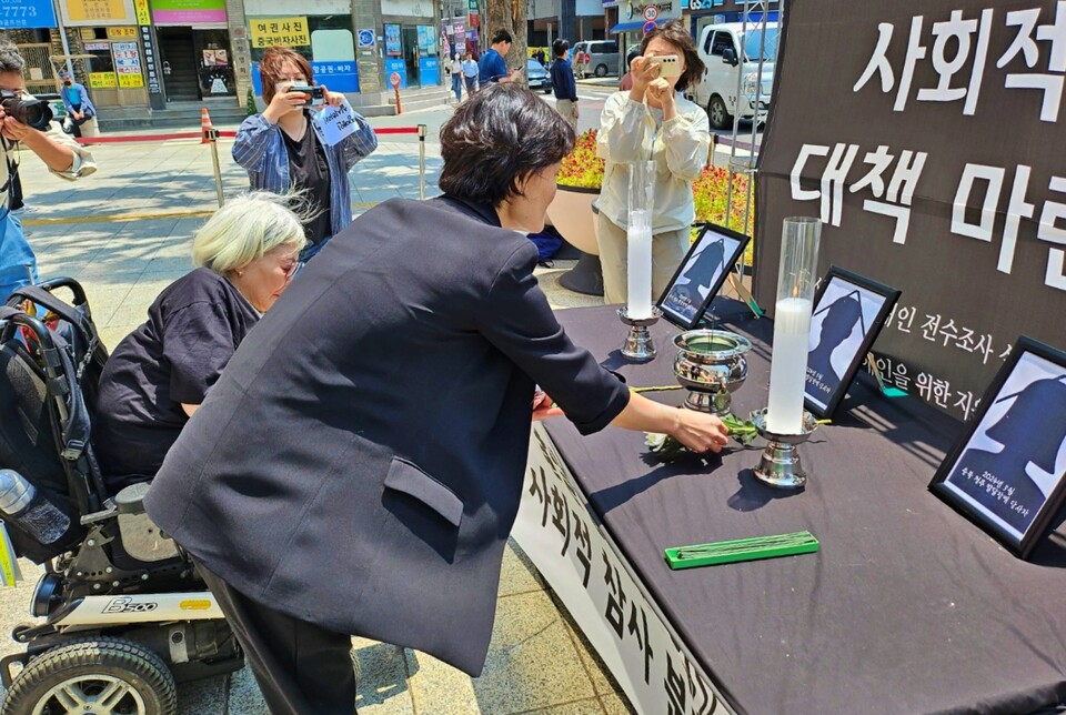 전은애 전국장애인부모연대 대구지부장이 충북 청주 발달장애인 일가족 추모 분향소에 헌화하고 있다.(2024.5.21) / 사진.평화뉴스 정준민 기자