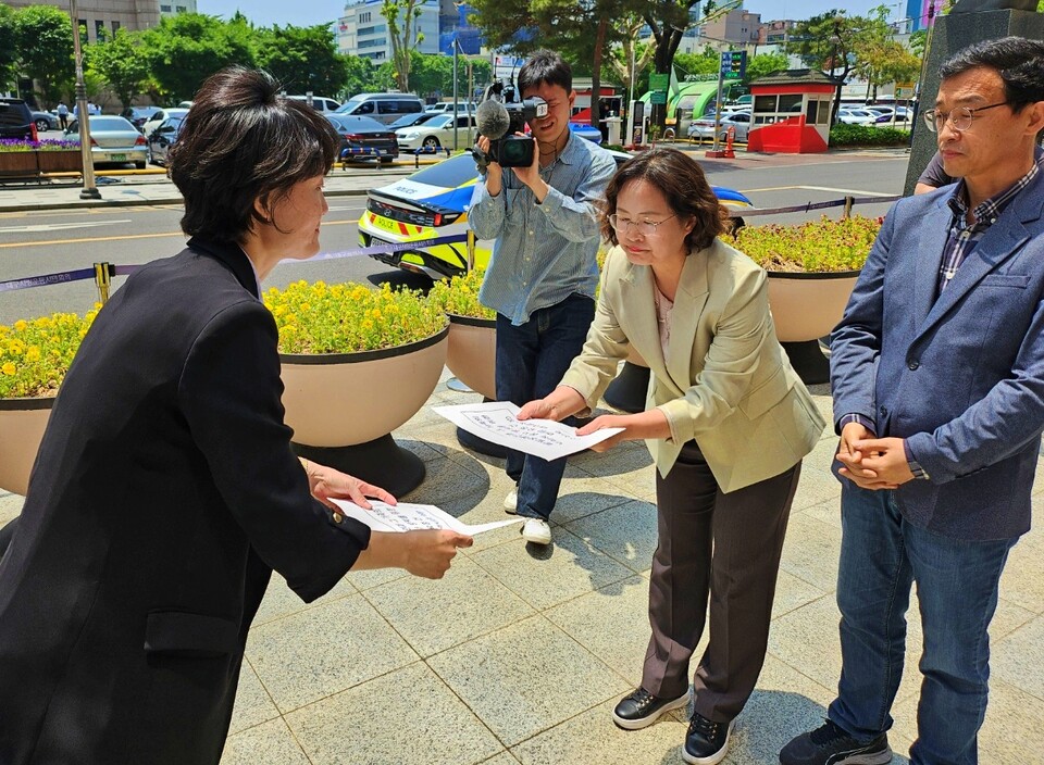 전은애 지부장이 대구시와 시의회에 면담 요청서를 제출하고 있다.(2024.5.21) / 사진.평화뉴스 정준민 기자