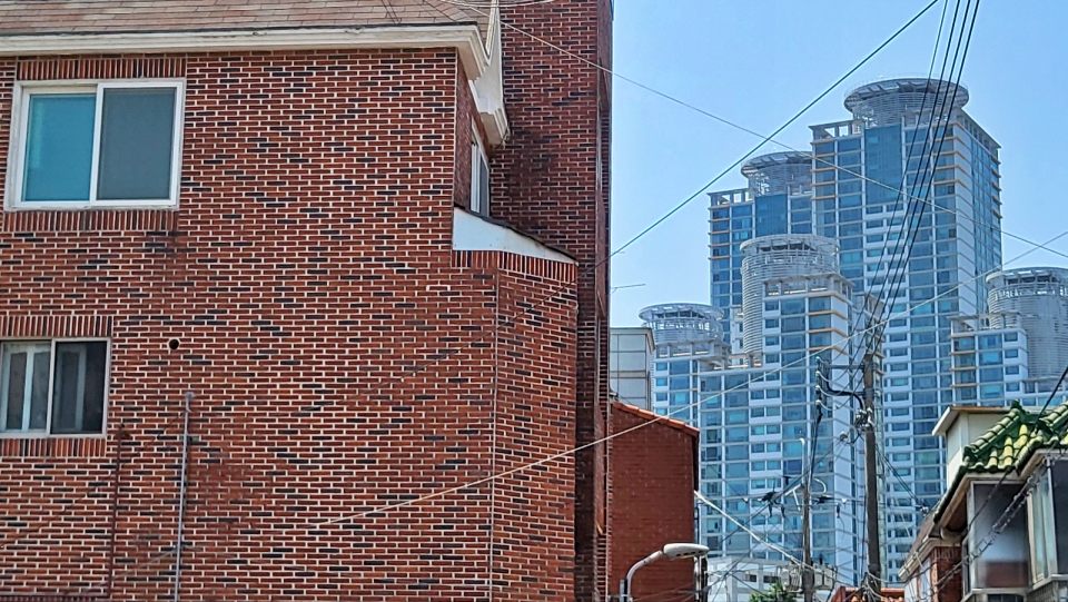 대구 중구 대봉동 한 다세대주택과 아파트 전경(2024.5.21) / 사진.평화뉴스 김영화 기자