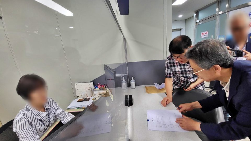 대구경실련과 대구참여연대 인사들이 '대구MBC' 취재 거부를 지시한 것과 관련해 홍준표 대구시장을 '직권남용죄' 혐의로 경찰에 고발장을 접수하고 있다. (2024.5.22.대구지방경찰청) / 사진.평화뉴스 김영화 기자