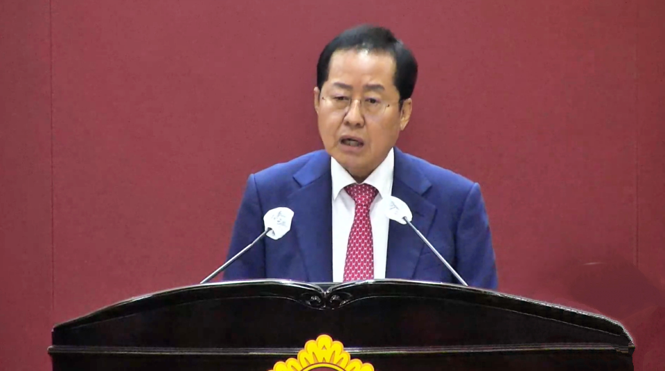 홍준표 대구시장이 대구시의회 임시회 개회식에 참석해 '박정희 기념사업 조례안'에 대해 제안설명 중이다.(2024.4.22.대구시의회 본회의장) / 사진.대구시의회