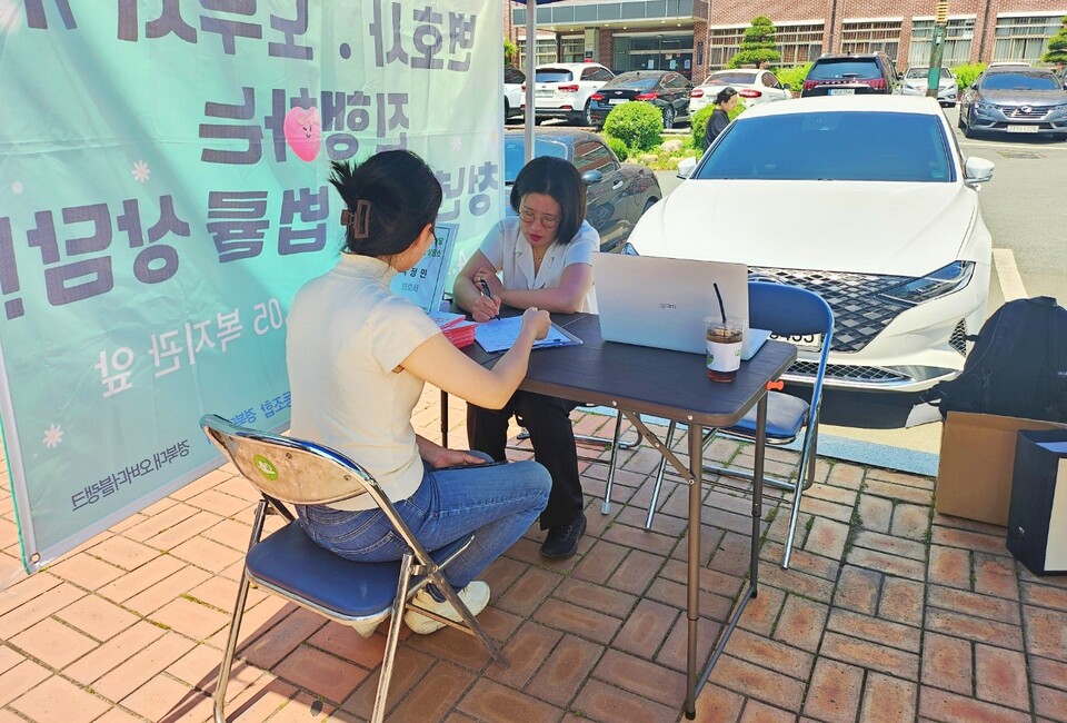 박정민 변호사가 경북대 복지관 앞에 마련된 상담소에서 한 청년과 상담을 진행하고 있다. (2024.5.22) / 사진.평화뉴스 정준민 기자