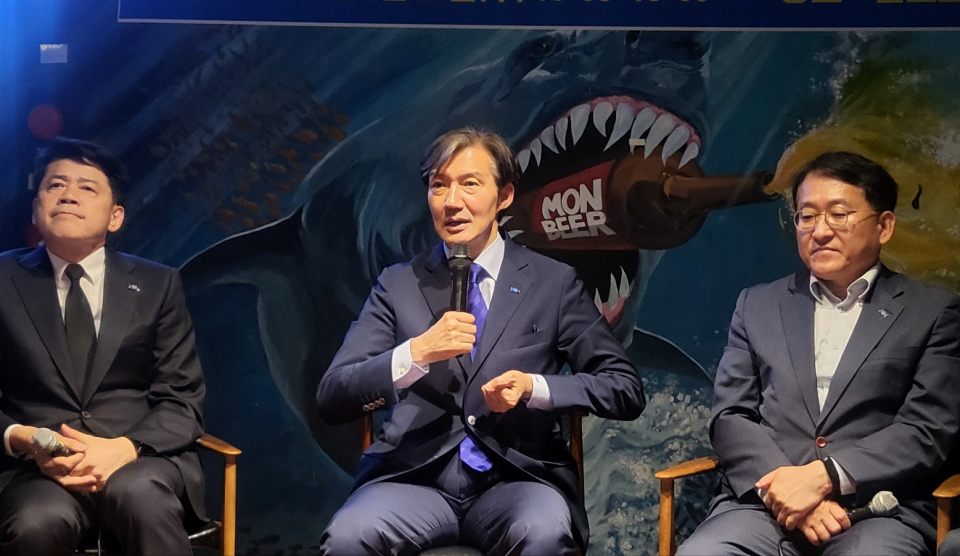 (가운데) 조국 조국혁신당 대표가 박정희 동상에 대해 발언 중이다.(2024.5.22) / 사진.평화뉴스 김영화 기자