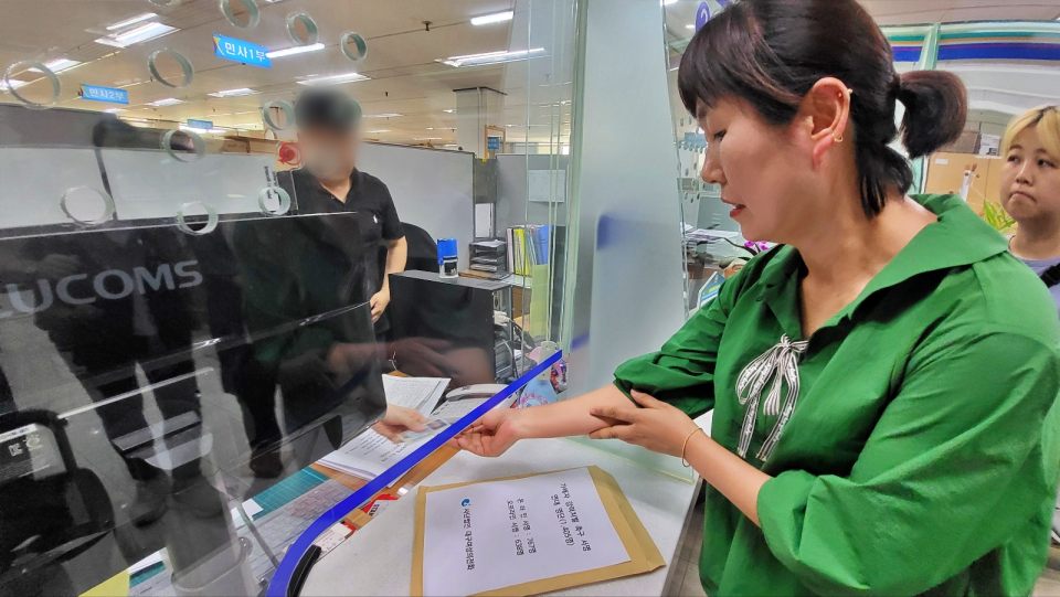 A씨에 대한 '강력 처벌' 촉구 시민 1천여명 탄원서를 대구고법에 접수하는 송경인 대구여성의전화 대표(2024.5.23) / 사진.평화뉴스 김영화 기자