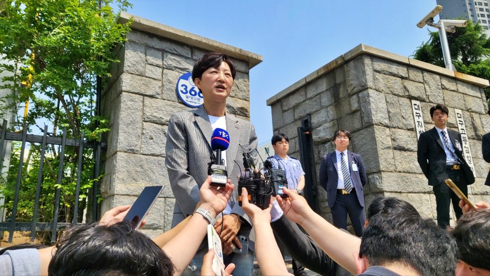 배진교 대구퀴어축제조직위원장이 1심 승소 후 입장을 밝히고 있다.(2024.5.24.대구지법 앞) / 사진.평화뉴스 김영화 기자