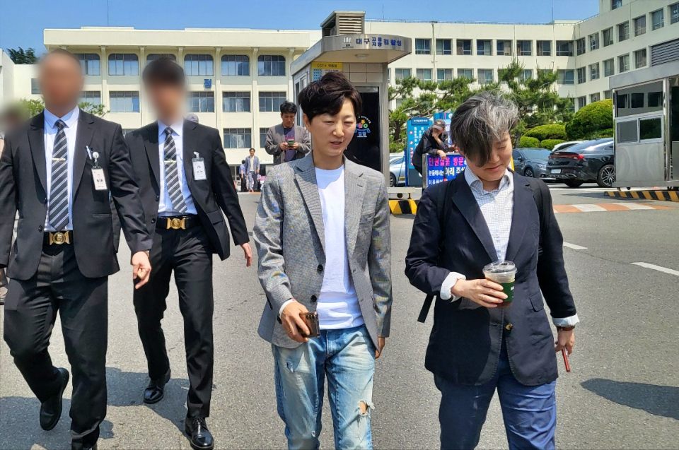 배진교 위원장과 장서연 변호사가 1심 승소 판결 이후 대구지법을 걸어나오고 있다.(2024.5.24) / 사진.평화뉴스 김영화 기자