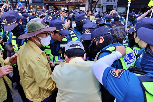 대구시 공무원들과 대구경찰들이 대구퀴어축제 현장에서 충돌했다.(2023.6.17) / 사진.평화뉴스 김영화 기자