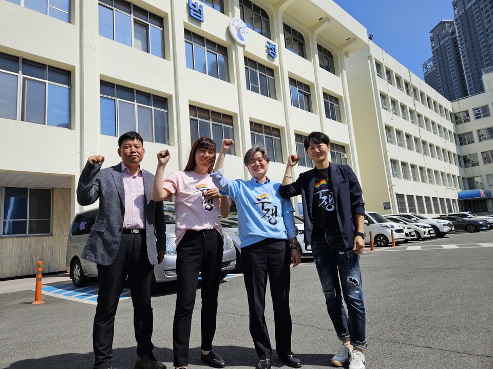 (왼쪽부터)대구퀴어축제조직위 서창호 활동가, 박한이, 장서연 변호사, 배진교 위원장(2024.5.10.대구지법 앞) / 사진.평화뉴스 김영화 기자