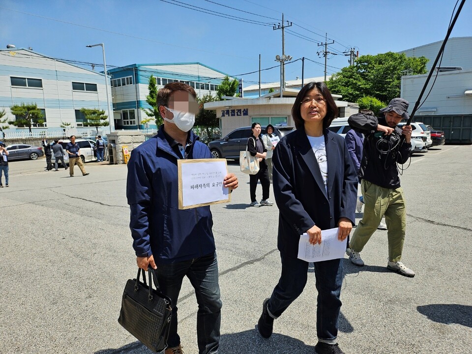 수현(가명)씨의 아버지 A씨(왼쪽)과 이종란 노무사(오른쪽)가 사측에 '백혈병 발병 책임, 재발방지를 위한 요구안'을 전달하러 이동 중이다. (2024.5.14) / 사진.평화뉴스 정준민 기자