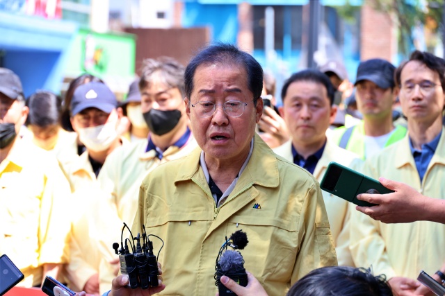 홍준표 대구시장이 제15회 대구퀴어축제에 대한 행정대집행 중 현장에서 발언 중이다.(2023.6.17) / 사진.평화뉴스 김영화 기자