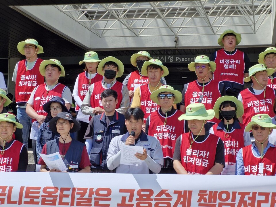 최현환 금속노조 한국옵티칼하이테크지회장이 평택공장에 "고용승계 책임"을 촉구하고 있다.(2024.5.28) / 사진 제공.금속노조 한국옵티칼하이테크지회