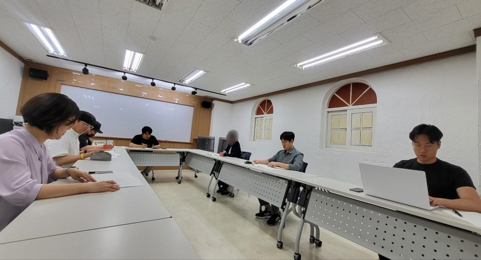 (왼쪽부터)평화뉴스 8기 독자위원들이 회의 중이다. 남명선, 김기훈, 김명섭, 박석준, 이00, 민경환 독자위원, 정준민 기자(2024.5.23) / 사진.평화뉴스 유지웅 기자