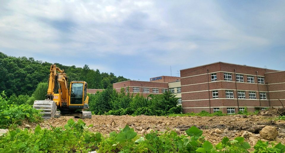 대구 달서구 도원동 523 골프연습장 예정 부지 뒤로 도원고등하교가 보인다.(2024.5.30) / 사진.평화뉴스 김영화 기자