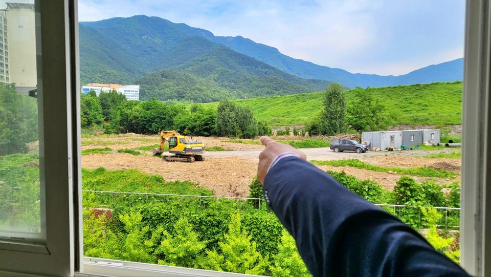 도원고등학교에서 바라본 골프연습장 부지...직선거리 20m 바로 옆이다.(2024.5.30) / 사진.평화뉴스 김영화 기자