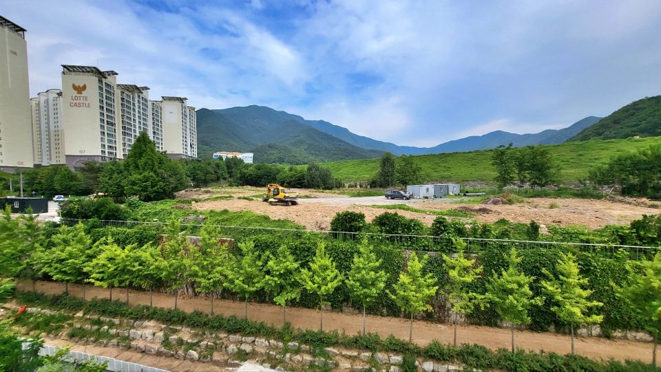 롯데캐슬레이크와 도원고등학교 사이의 도원동 골프연습장 예정 부지. 뒤쪽으로 수달이 사는 수변공원 도원지 뚝길이 보인다.(2024.5.30) / 사진.평화뉴스 김영화 기자