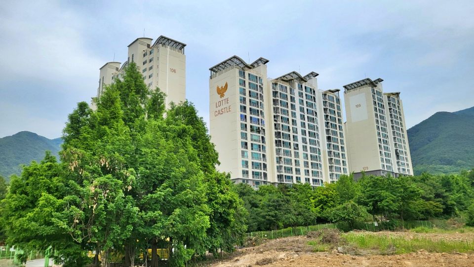 골프연습장 예정 부지에서 900세대 롯데캐슬레이크 아파트가 정면으로 보인다.(2024.5.30) / 사진평화뉴스 김영화 기자 