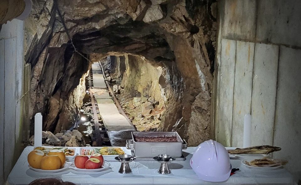 한국전쟁 전후 민간인 학살지인 경북 경산시 코발트광산 수평2굴 입구에 제사상이  차려졌다.(2023.3.23) / 사진.평화뉴스 김영화 기자