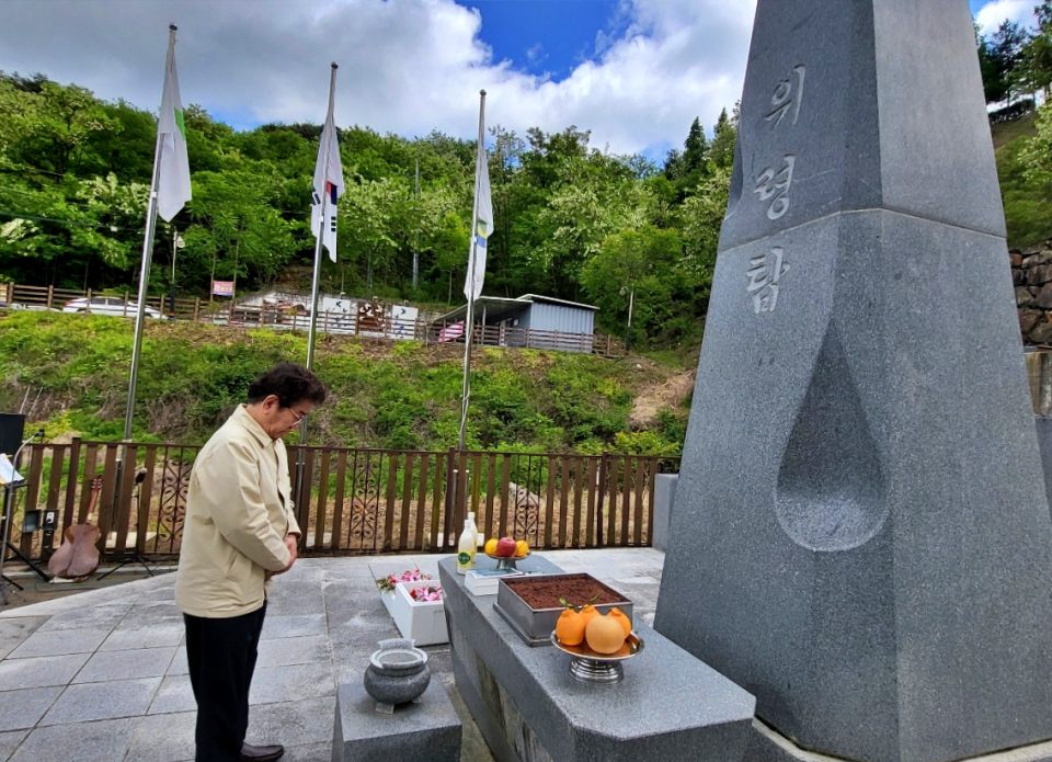 나정태 경산코발트광산유족회장이 어버이날 위령탑에 묵념하고 있다.(2024.5.8) / 사진.평화뉴스 김영화 기자