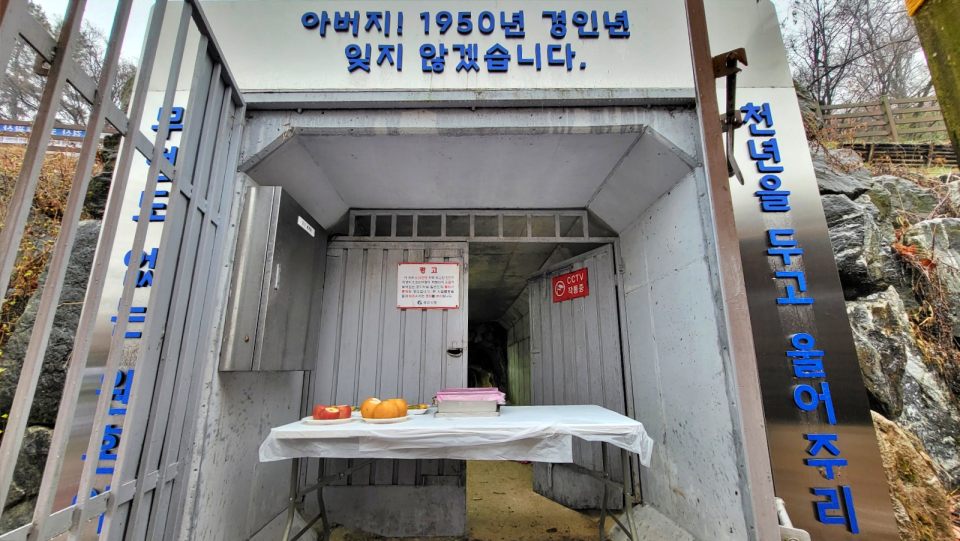 "아버지 1950년 경인년 잊지 않겠습니다.. 무덤도 없는 원혼들 천년을 두고 울어주리다" 코발트광산에 새겨진 글귀들(2023.3.23) / 사진.평화뉴스 김영화 기자