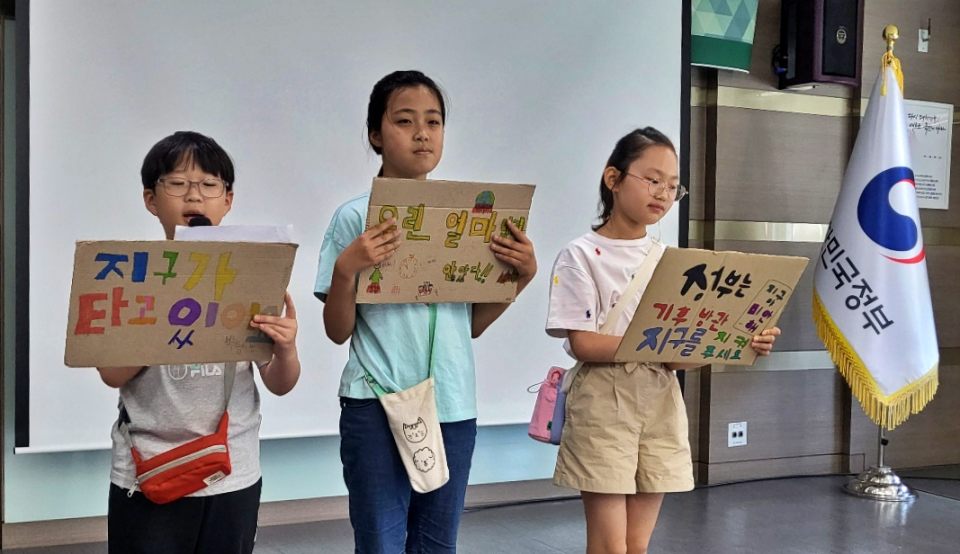 "정부는 기후 방관, 지구를 지켜주세요"...기후위기의 심각성을 알리기 위해 어린이들은 폐종이피켓에 직접 문구를 새겼다. 대구환경청에서 기후정의 연설 중인 어린이들(2024.6.5) / 사진.평화뉴스 김영화 기자