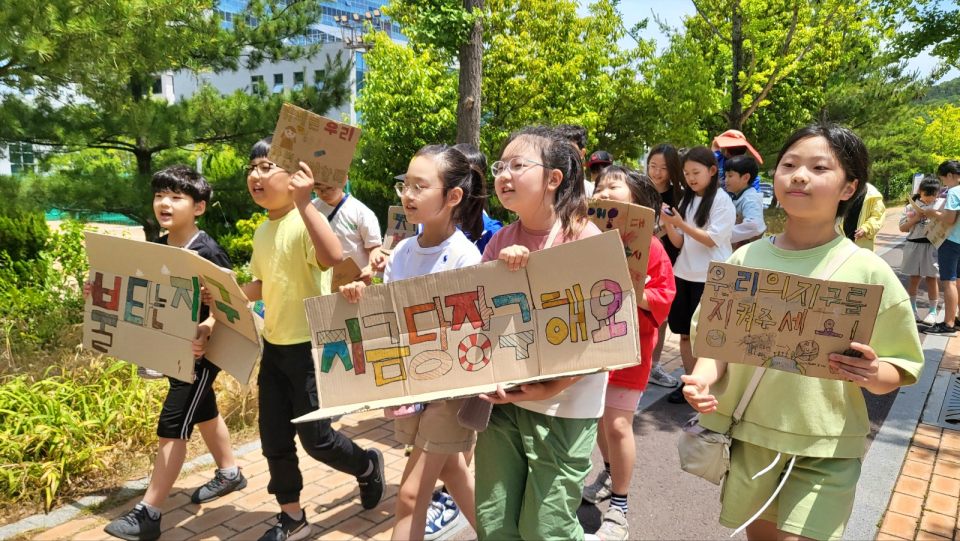 "불타는 지구, 지금 당장 구해요" 환경의날 대구 화동초등학교 4학년 2반 어린이들이 대구지방환경청까지 '기후정의 행진'을 펼치고 있다.(2024.6.5) / 사진.평화뉴스 김영화 기자