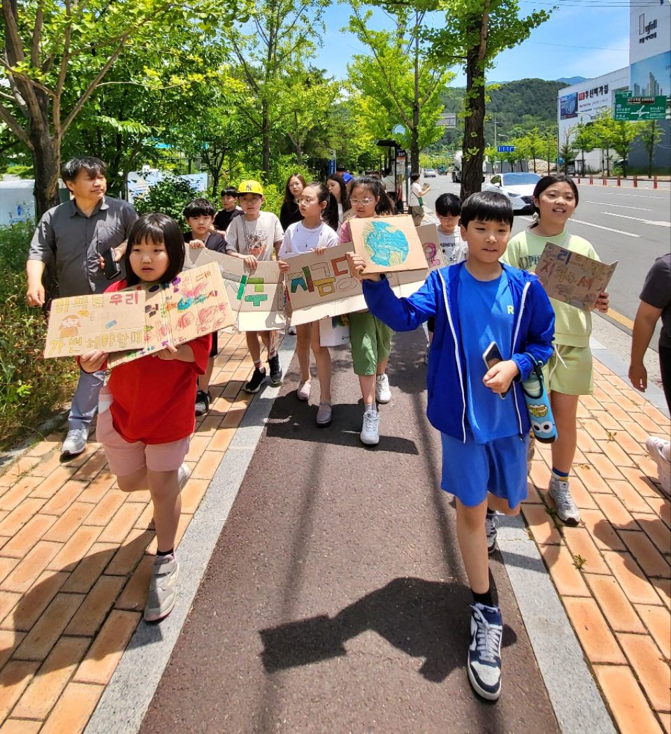 환경의날을 맞아 화동초 4학년 2반 어린이들이 기후정의를 외치며 교실 밖에서 행진을 진행하고 있다.(2024.6.5) / 사진.평화뉴스 김영화 기자
