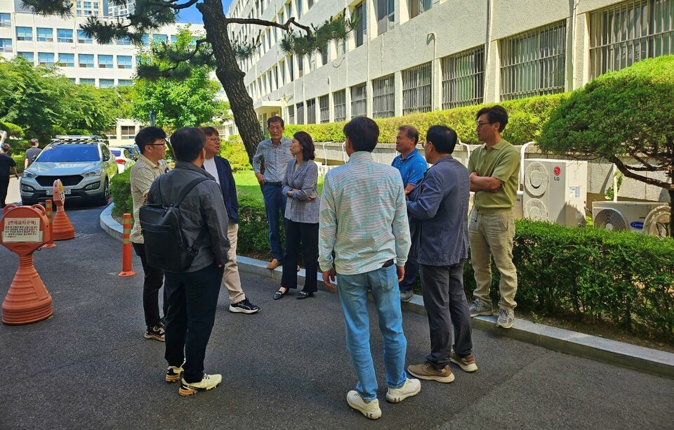 고령 주민들이 재판이 끝난 뒤 대화하고 있다. (2024.6.5) / 사진.평화뉴스 정준민 기자