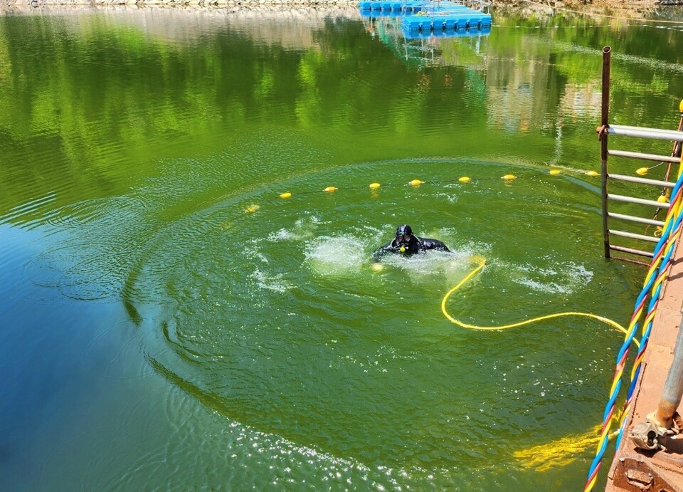경북 청도군 운문댐에서 수난사고를 접수받은 119 구조대가 구조작업을 실시하고 있다. (2024.6.6) / 사진 제공.청도소방서