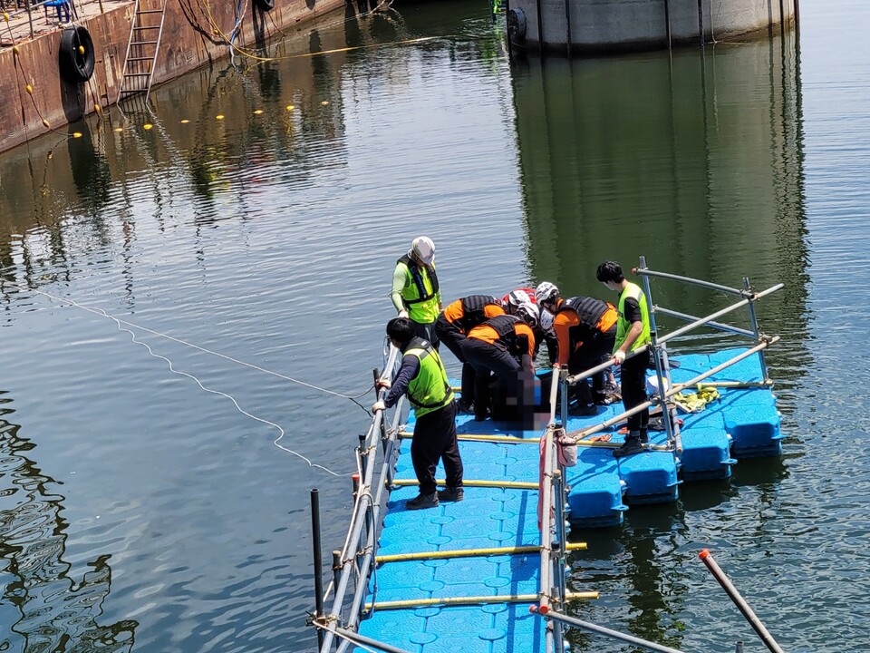 운문댐에서 수중작업을 하다 사고를 당한 노동자들을 119구조대가 구조하고 있다(2024.6.6) / 사진 제공.청도소방서