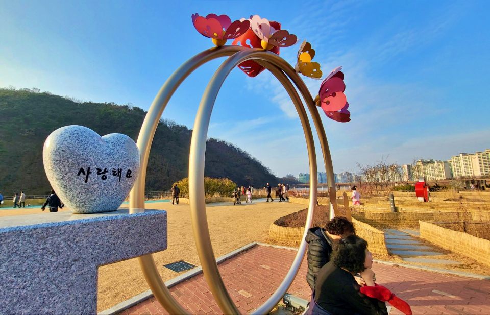 '결혼특구' 대구 달서구 월광수변공원에 설치된 프러포즈 존(2023.12.10) / 사진.평화뉴스 김영화 기자