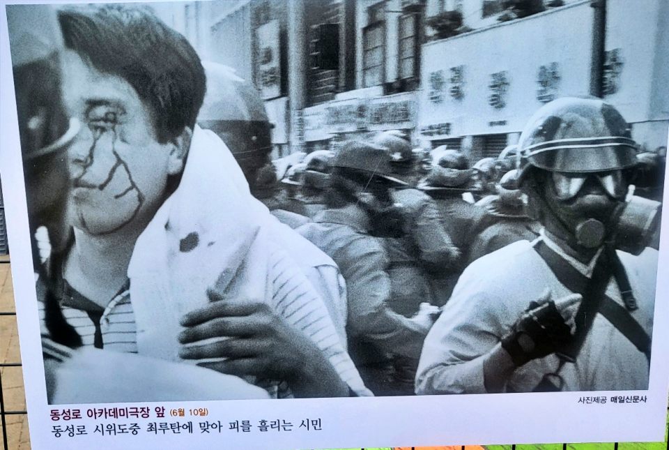 1987년 6월 10일 대구 동성로 아카데미극장 앞 시외 중 최루탄에 맞아 피를 흘리는 시민(2024.6.10 '1987년 대구의 6월 항쟁 사진전'. 대구 동성로 민주광장 - 사진 제공. 매일신문사 / 사진.평화뉴스 김영화 기자