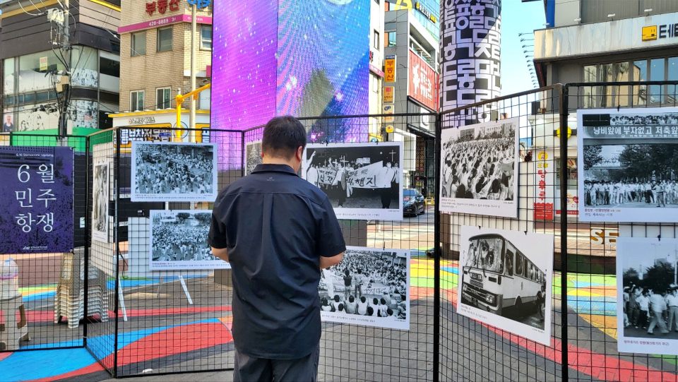 시민들이 37년 전 대구의 6월 민주항쟁 사진을 들여다보고 있다.(2024.6.10) / 사진.