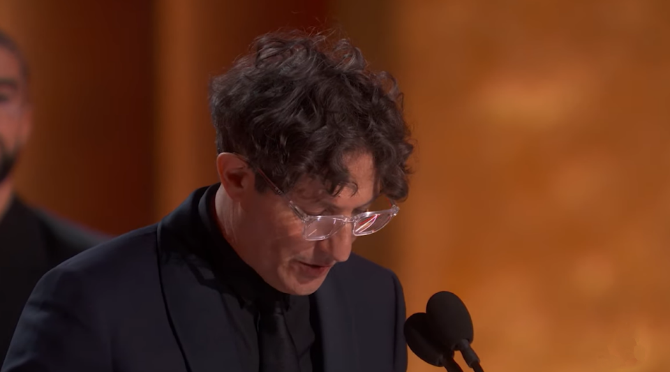 영화  감독인 조나단 글레이저 감독이 아카데미 시상식에서 수상 소감을 밝히고 있다. / 사진.오스카 